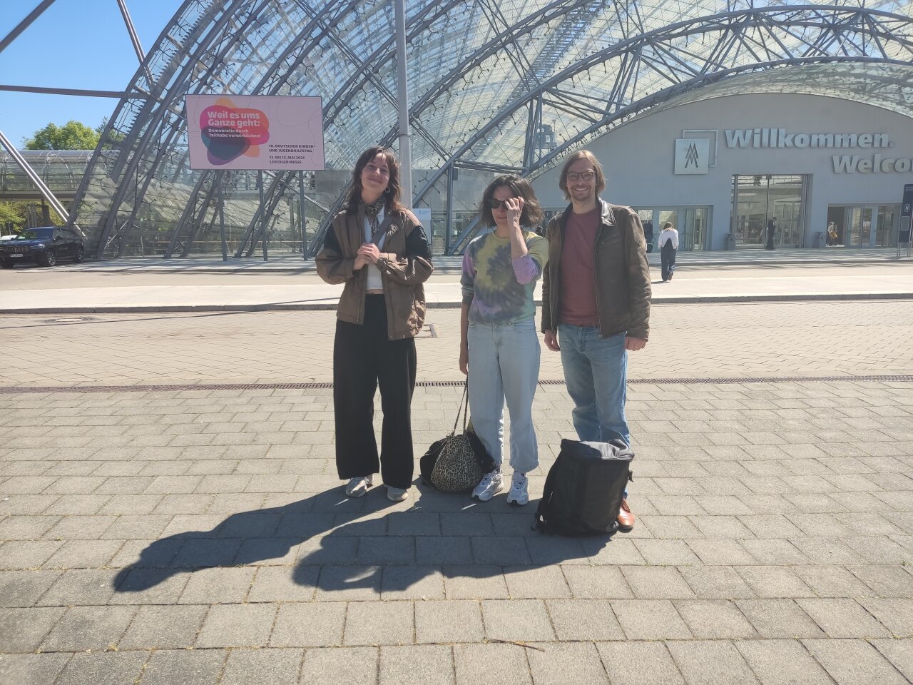 Das Team des Stadtjugendirngs auf dem Messegelände: Svane, Rebekka und Tom.