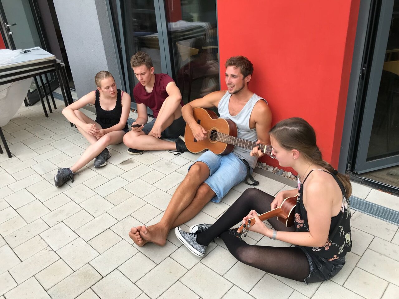 Musizierende Menschen während der Juleica-Schulung.