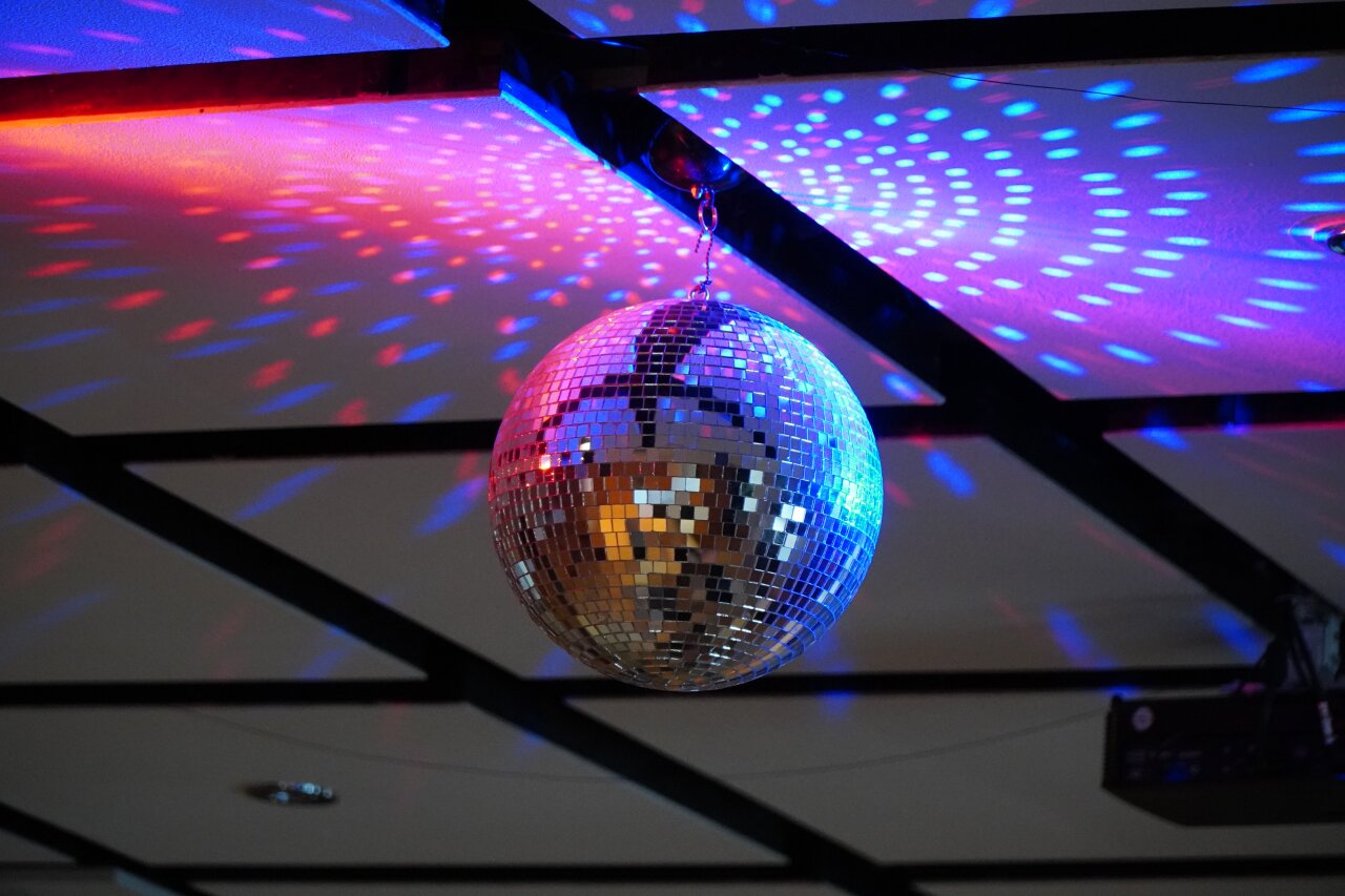 Eine Diskokugel wird angeleuchtet.