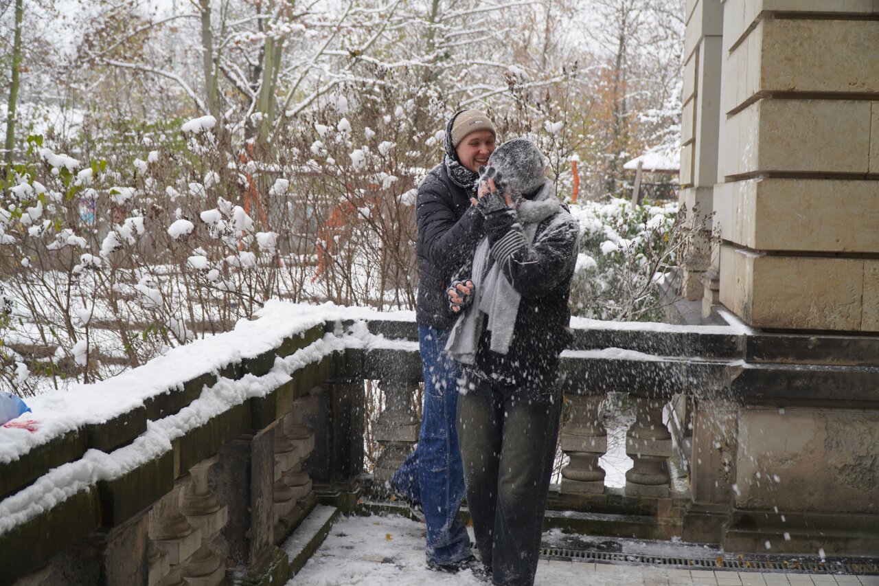 Auf dem Balkon findet eine Schneeballschlacht statt.