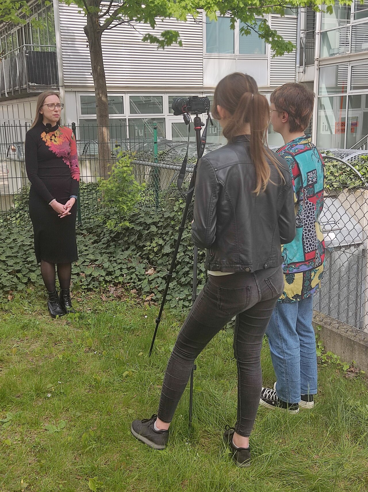 Jugendliche interviewen eine Politikerin der Kommunalwahl.