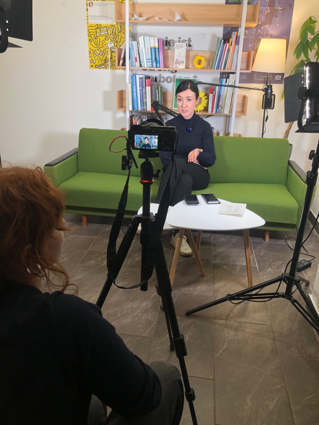 Jugendliche interviewen eine Poltikerin in ihrer Geschäftsstelle.