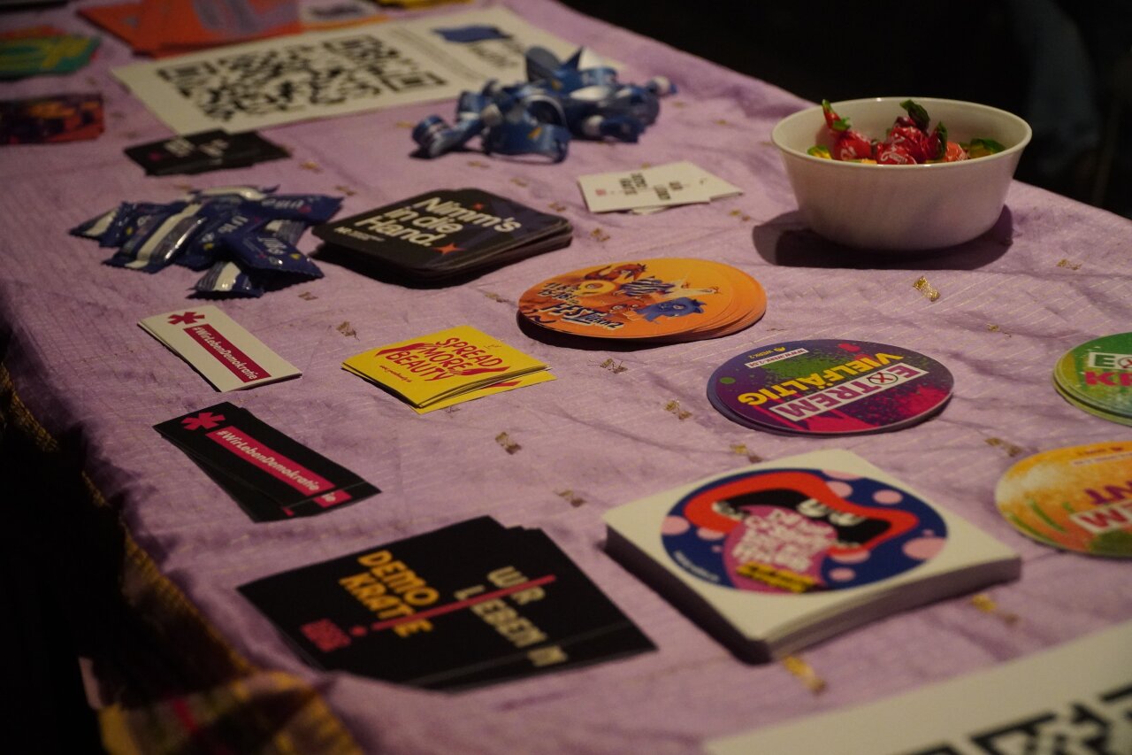 Sticker, Goodies und Flyer auf dem Infotisch.