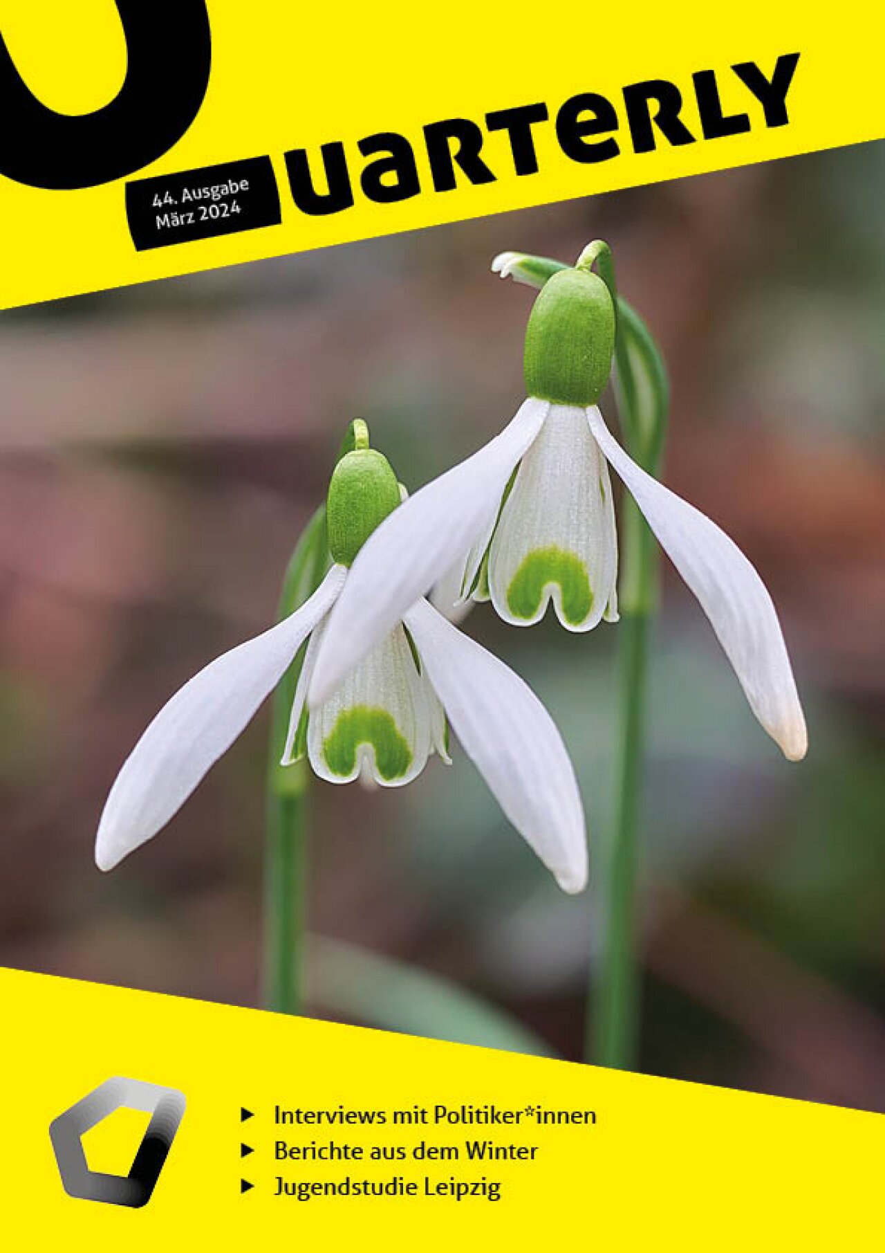 Cover des 44. Quarterlys mit Schneeglöckchen. Schwerpunktthemen sind Interviews mit Politiker*innen, Berichte aus dem Winter und die Jugendstudie Leipzig.