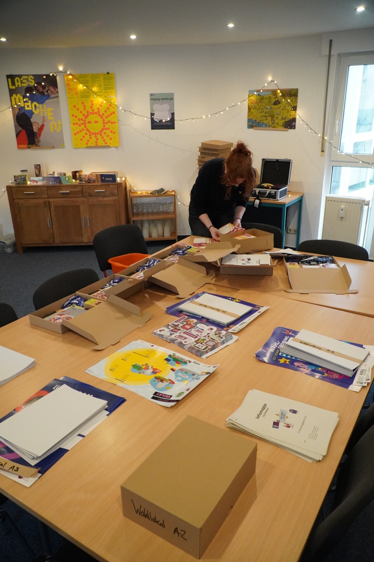 Gloria packt Pakete.