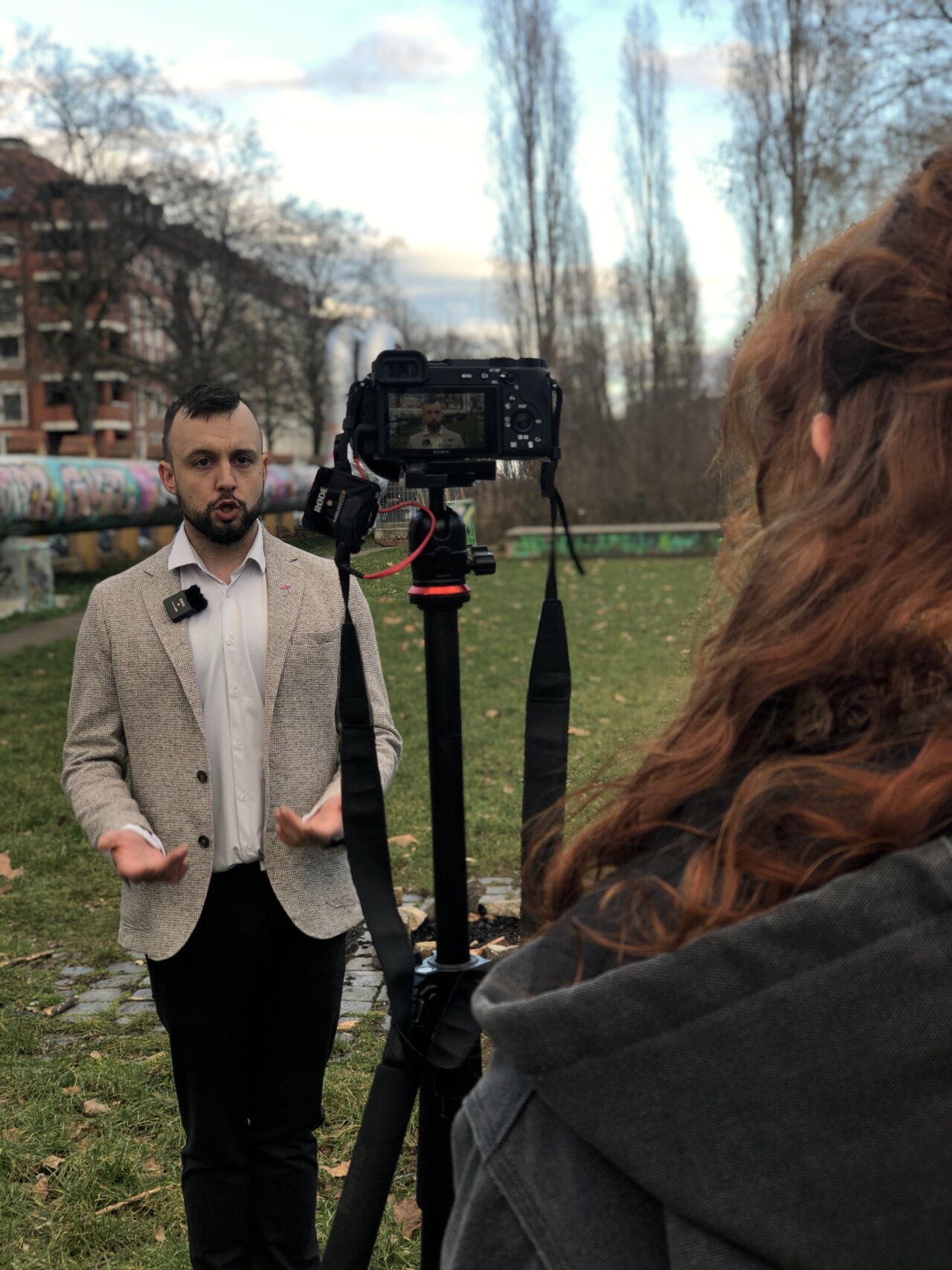 Gloria führt ein Interview im Park.
